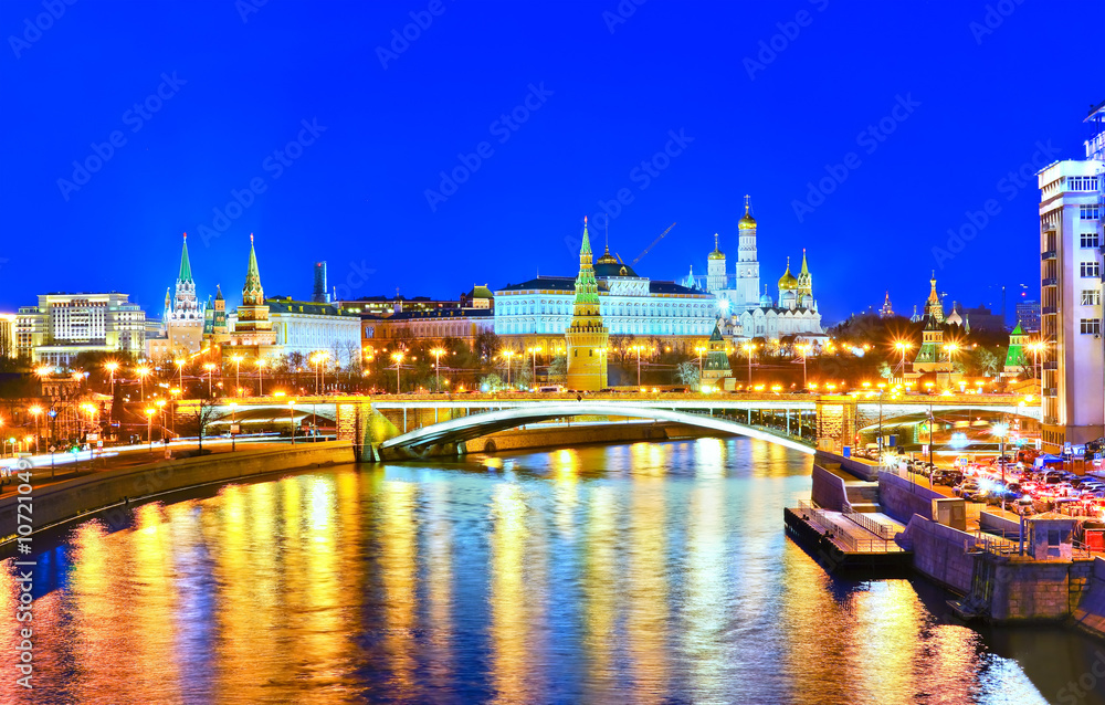 Obraz premium The Kremlin along the Moscow River in Moscow at night