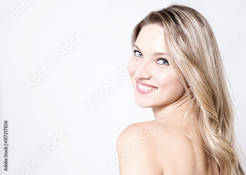 Photos Gorgeous woman looking over shoulder