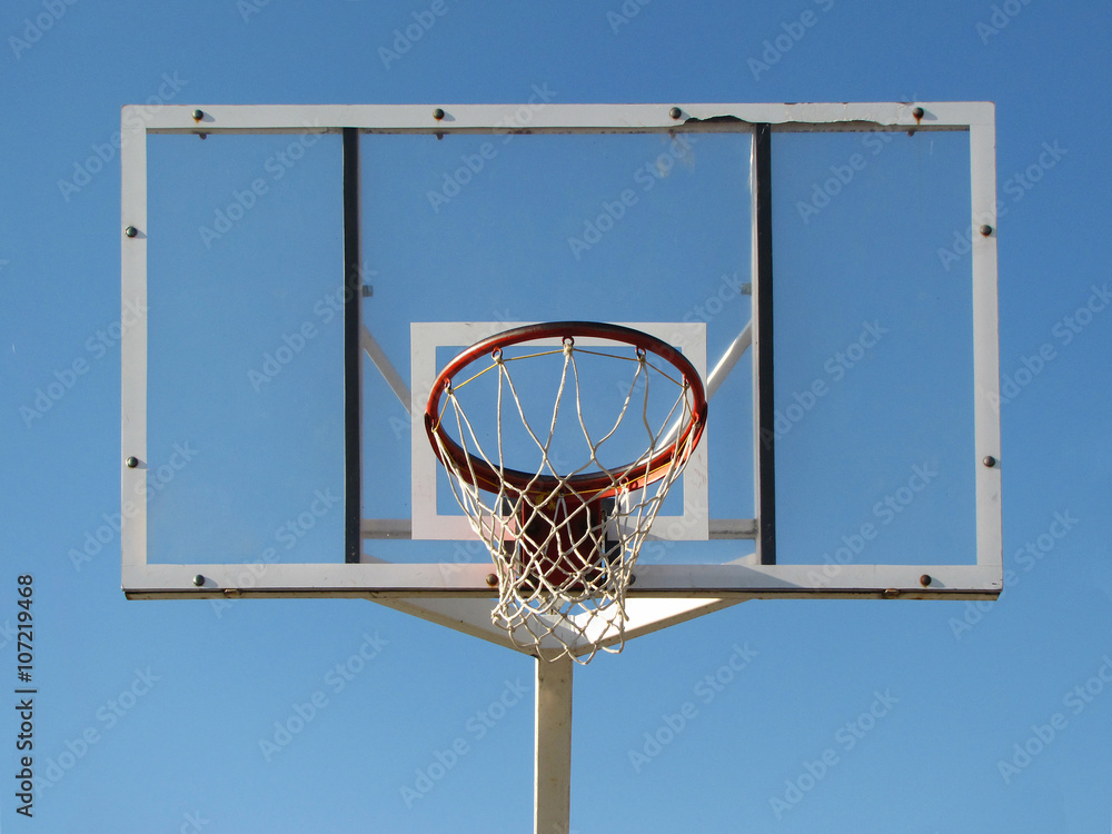 Naklejka premium Basketball hoop on an outdoor court
