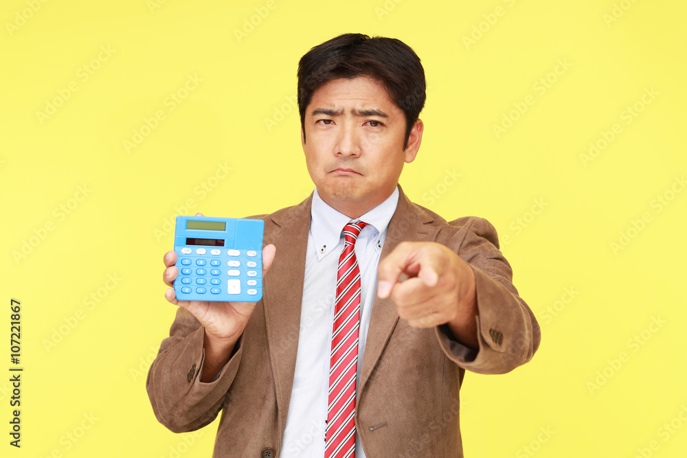 怒った表情のビジネスマン