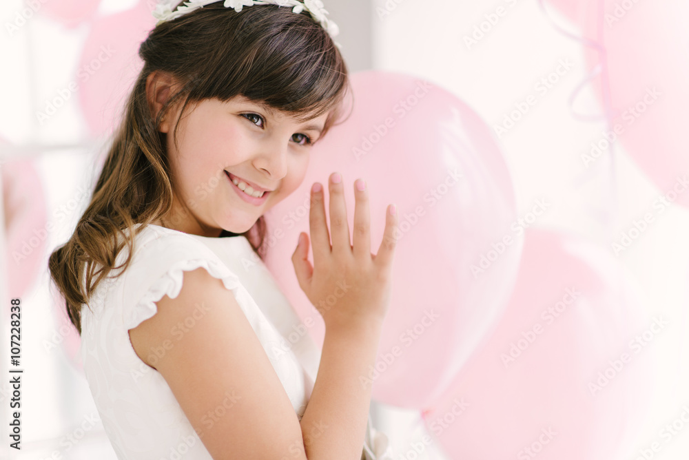 niña con globos comunion fiesta - obrazy, fototapety, plakaty 