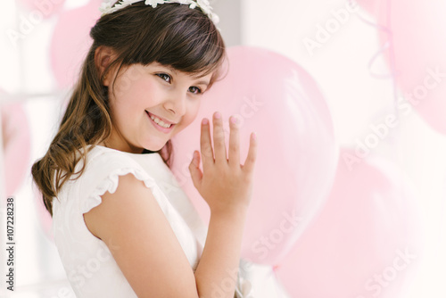 niña con globos comunion fiesta