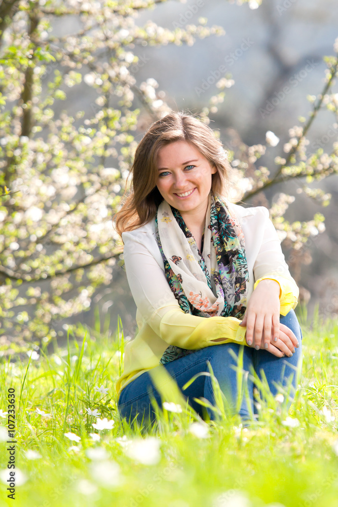 Gückliche Frau im Garten (frühlingsanfang) Gückliche Frau im Garten (frühlingsanfang)
