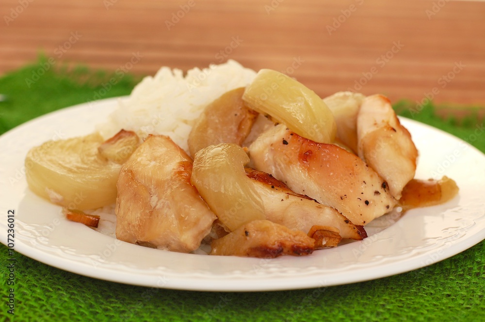 Rosted chicken with apples, onion and rice on the green gunny cloth Rosted chicken with apples, onion and rice on the green gunny cloth