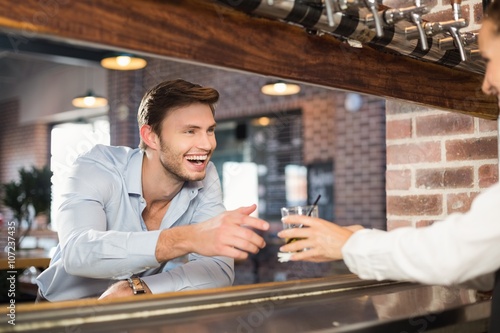 Εκτύπωση καμβά Man getting his order from barmaid
