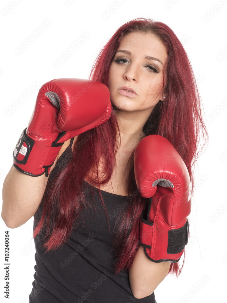 Frau mit Boxhandschuhen schaut fies Frau mit Boxhandschuhen schaut fies