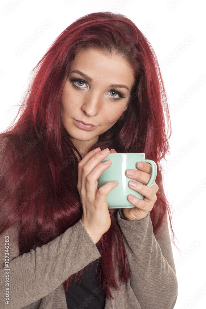 Rothaariges Mädchen hält eine Kaffeetasse Rothaariges Mädchen hält eine Kaffeetasse
