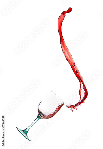 Vino rosso in movimento da bicchiere di vetro su sfondo bianco