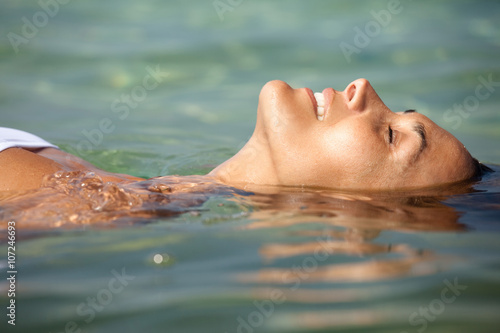 femme se relaxant dans l'eau