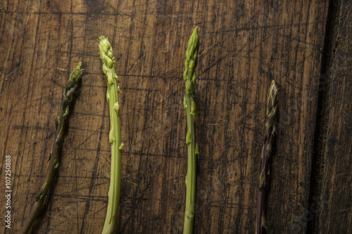 Fototapeta Naklejka Na Ścianę i Meble -  punte di asparagi selvatici sardi su tavolo in legno scuro