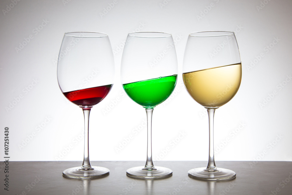 Calici con liquidi colorati inclinati Calici con liquidi colorati inclinati