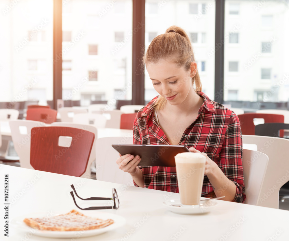 Studentin mit Kaffee in Cafeteria
