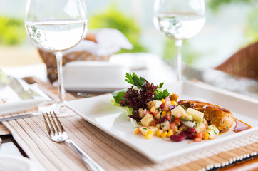 Papier peint photo Restaurant Table dressée verres restaurant ambiance  © Syda Productions