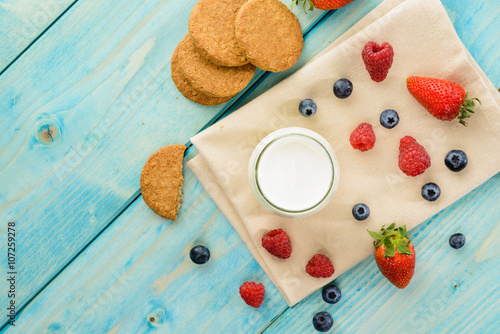 Yogurt, biscotti e frutta, colazione sana