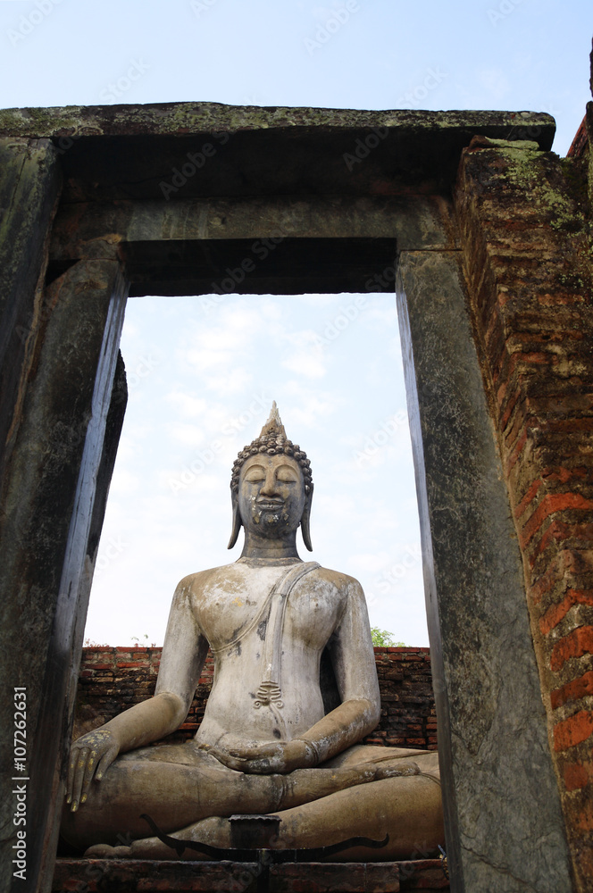 Fototapeta premium Buddha Wat Si Chum in Sukhothai historical park