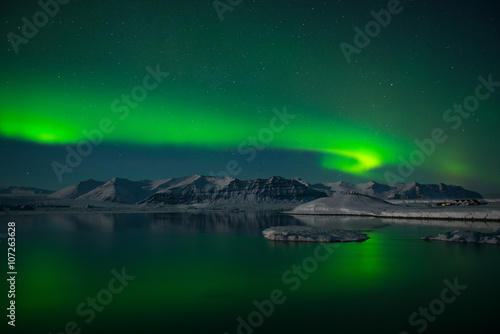 Tableau sur toile Spectacular auroral display over the ice lagoon Jokulsarlon, Iceland