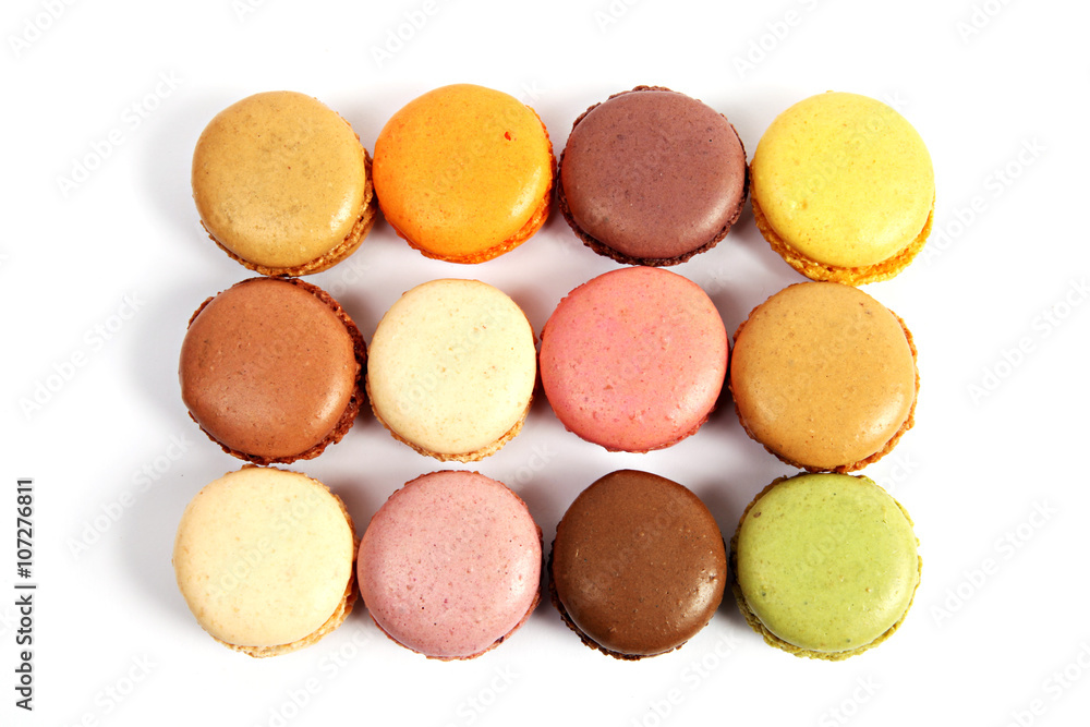 Macarons in 12 Geschmacksrichtungen auf weiß Macarons in 12 Geschmacksrichtungen auf weiß