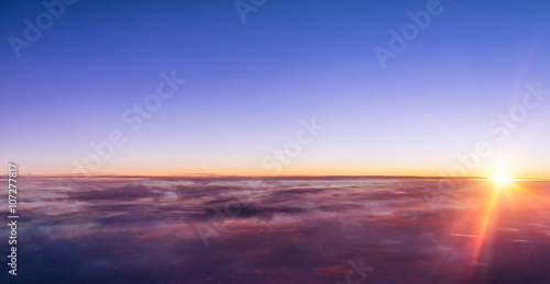 Fototapeta samoprzylepna Piękny zachód słońca nad chmurami