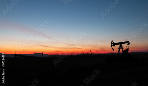 silhouette of oil pump © Perytskyy