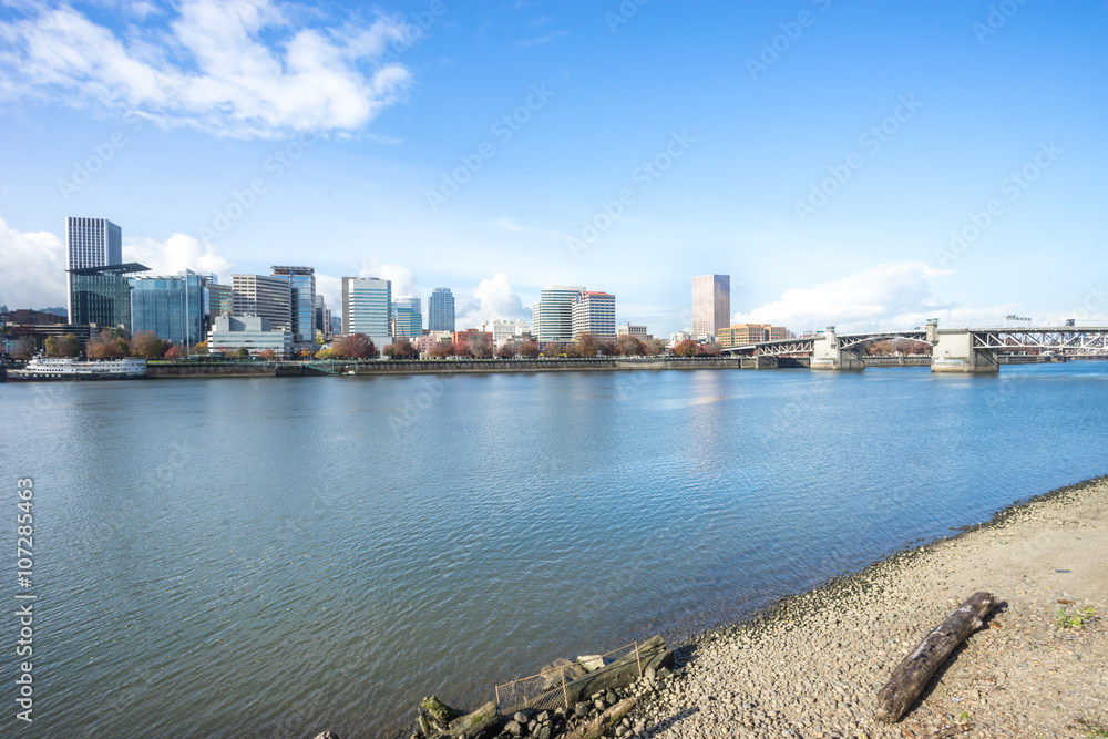 Obraz premium tranquil water with cityscape and skyline of portland