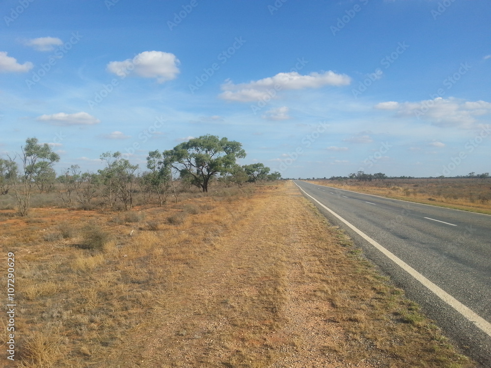 Straße durchs trockene Outback, Australien