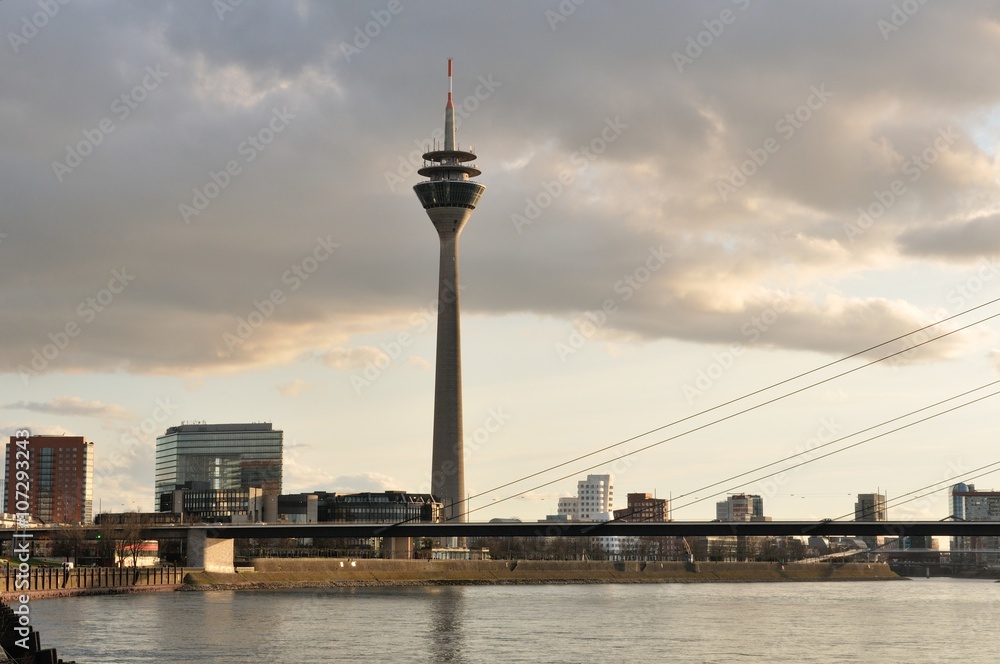 Fernsehturm und Medienhafen in Düsseldorf