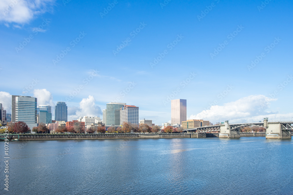 Fototapeta premium tranquil water with cityscape and skyline of portland