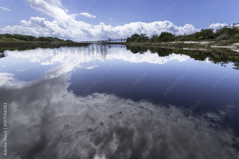 Linda paisagem com reflexo das nuvens na água  na Costa do Sauípe Bahia Brasil 