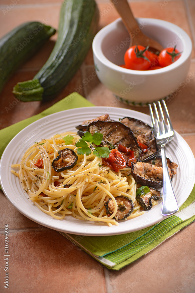 spaghetti al pepe con contorno di verdure grigliate Stock Photo | Adobe  Stock