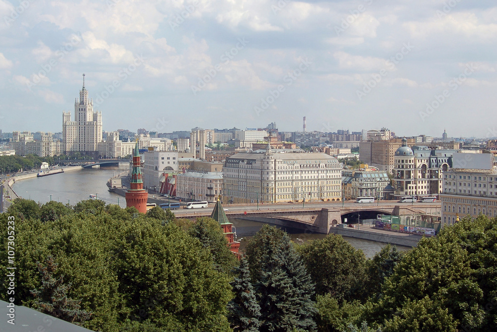 Вид на Москву реку и город Москва с высоты птичьего полета. View of Moscow river and the city of Moscow from height of bird's flight.