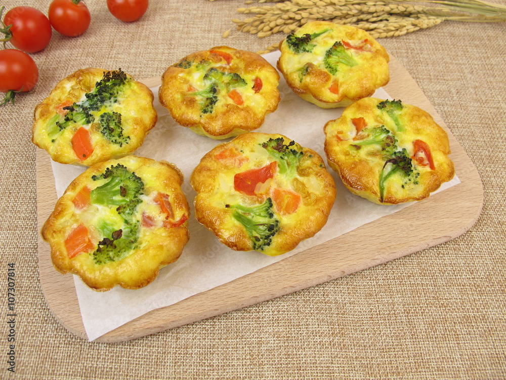 Muffin Frittatas mit Reis, Karotten, Brokkoli und Tomaten Muffin Frittatas mit Reis, Karotten, Brokkoli und Tomaten