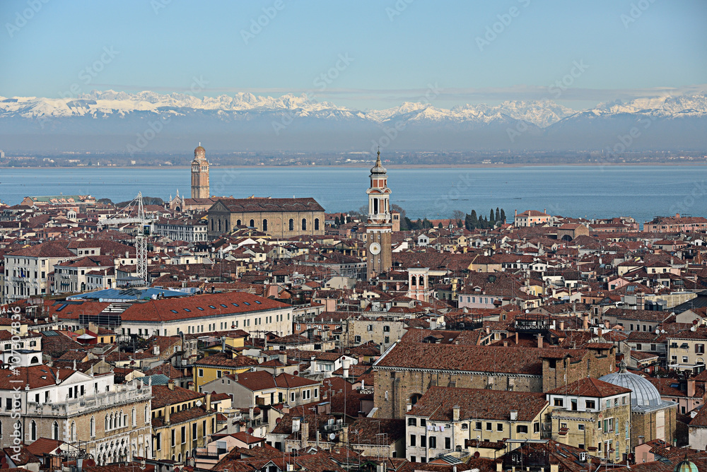 Blick vom Campanile auf Venedig und die Alpen