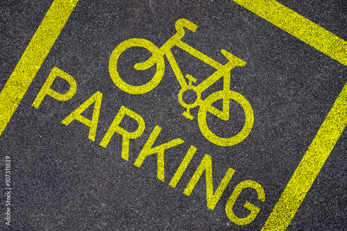 Fahrrad Parkplatz Schrift auf Asphalt