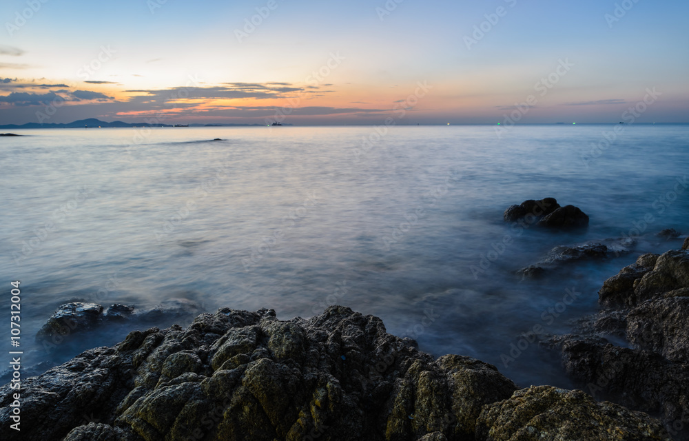 Obraz premium Rock beach sunset skyline