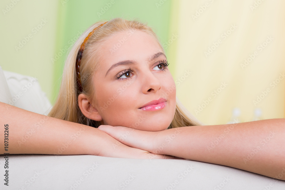 Fototapeta premium zufriedene junge frau