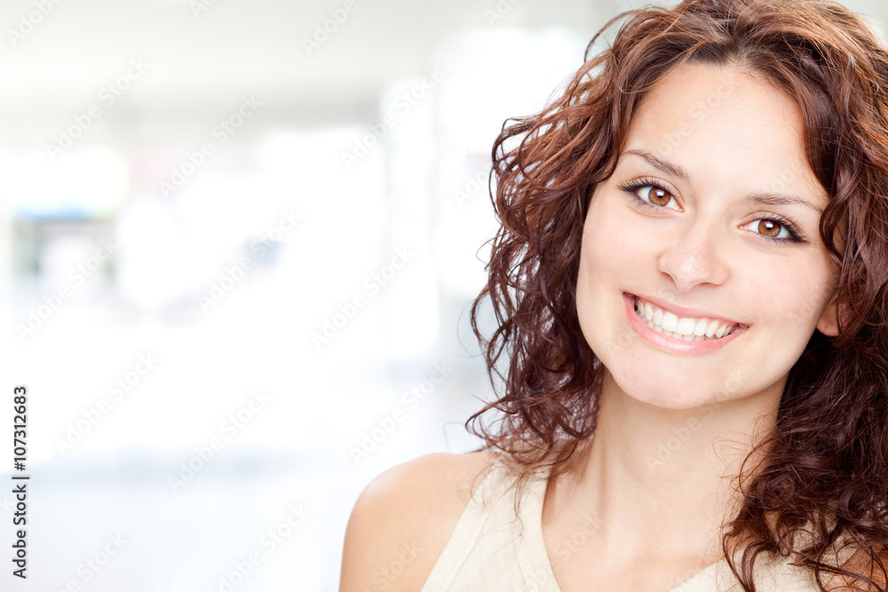 Obraz premium piękna brunetka dziewczyna uśmiech portret w tle wnętrza