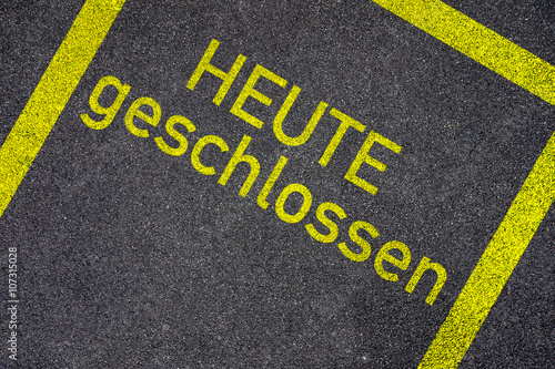 Heute geschlossen auf Asphalt