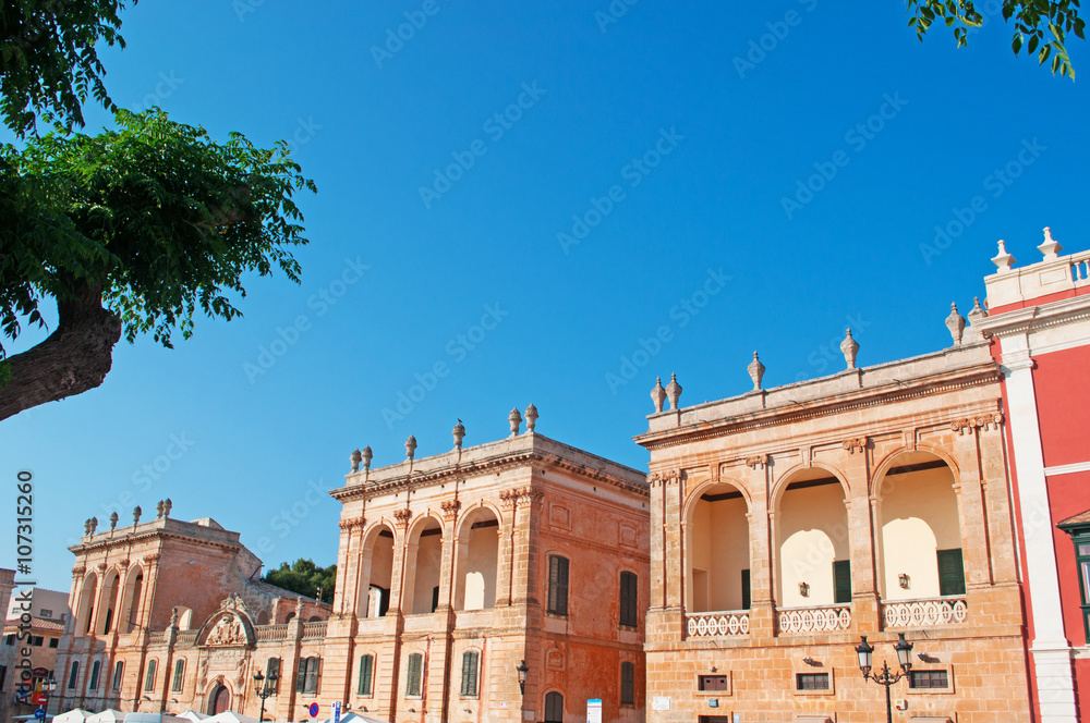 Minorca, Isole Baleari, Spagna: palazzi nella piazza Es Born nel centro di Ciutadella il 7 luglio 2013