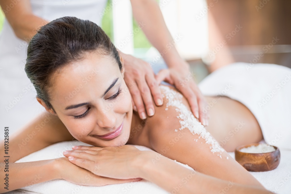 Obraz premium Beautiful young woman enjoying spa treatment