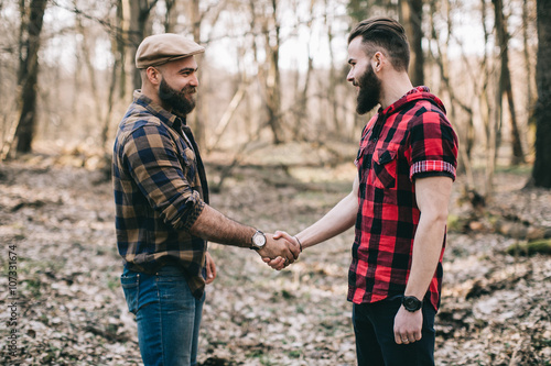 Bearded men shake hands © anatoliycherkas