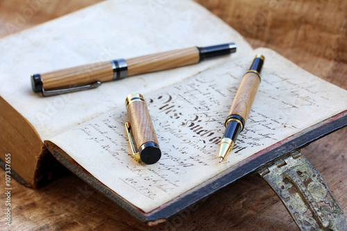 Kugelschreiber aus Kiefernholz auf einem alten Buch