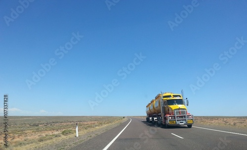 Gelber Road Train im Outback, Australien