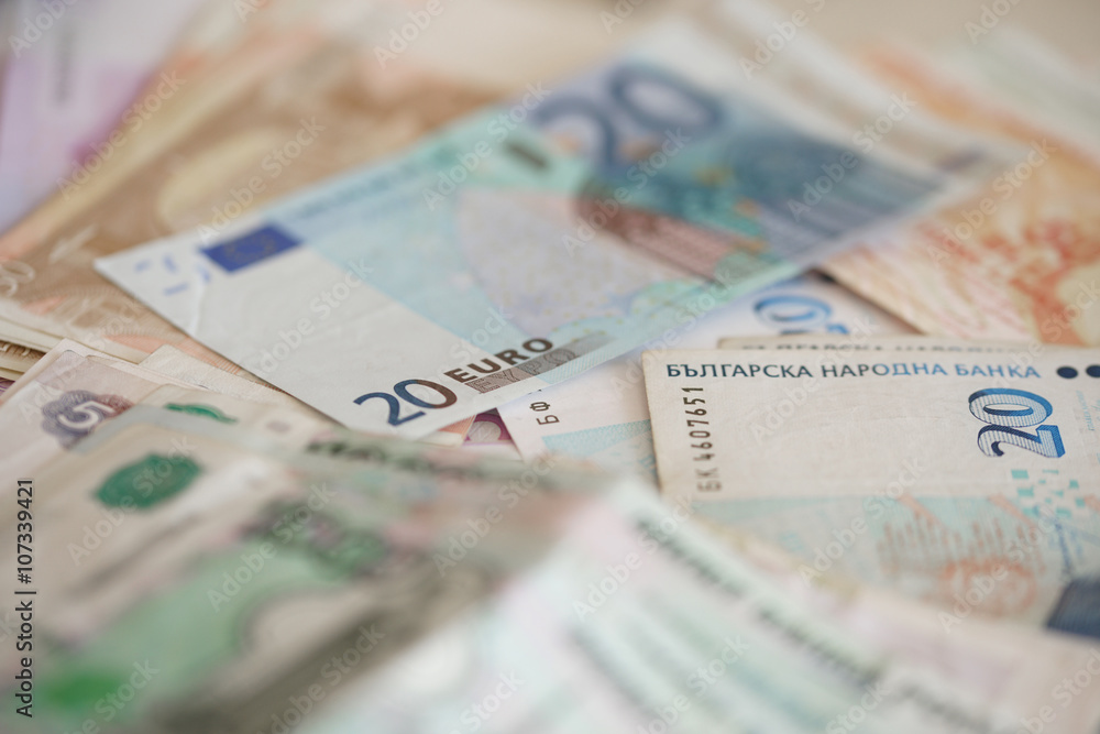 Купюры валюты разных стран крупным планом