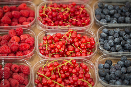 Ripe, fresh and delicious red currants, raspberries and blueberries