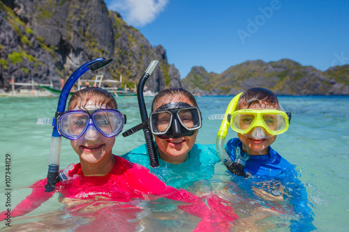 Family scuba diving © Max Topchii