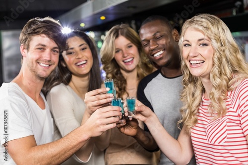 Canvas Print Friends toasting with shots