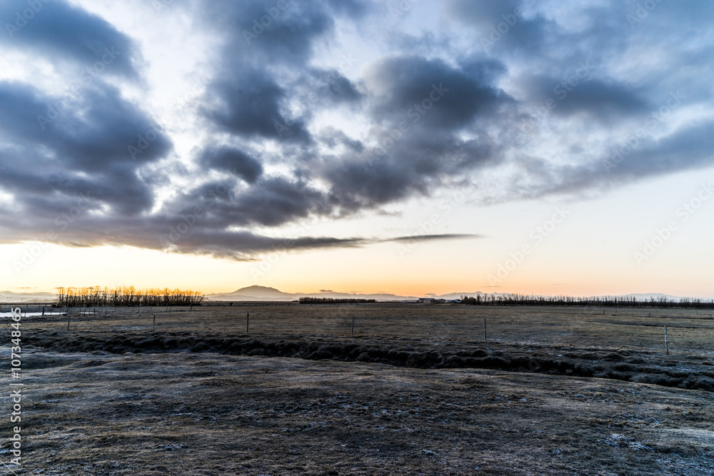 Obraz premium Sunrise over suth-west Iceland, with Hekla volcano in the distance