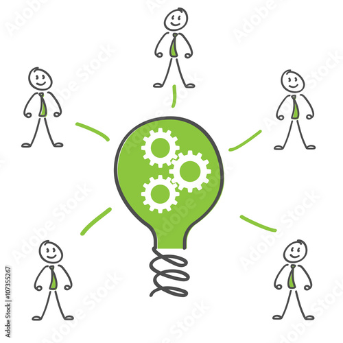 Strichmännchen haben eine neue Idee, das zeigt die Glühbirne. .Die Entwicklung erfordert viel nachdenken. .Zusammenarbeit im Team ist für die Produktion sehr wichtig.