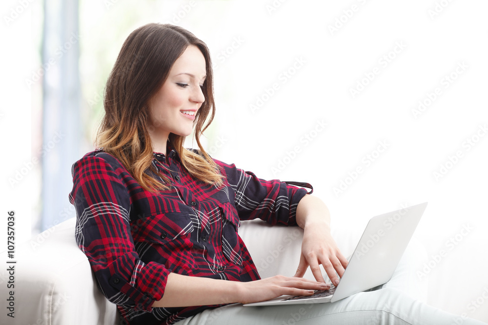 Naklejka premium Young woman with laptop