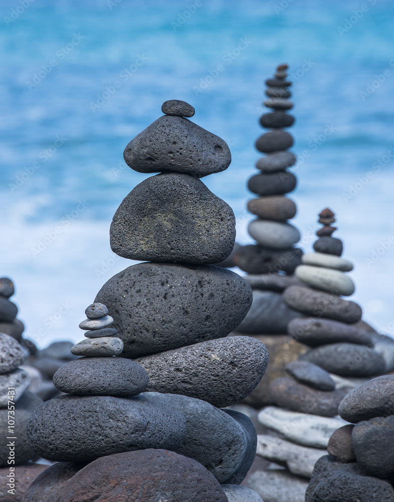 Fototapeta premium stacks - towers from pebbles on the beach